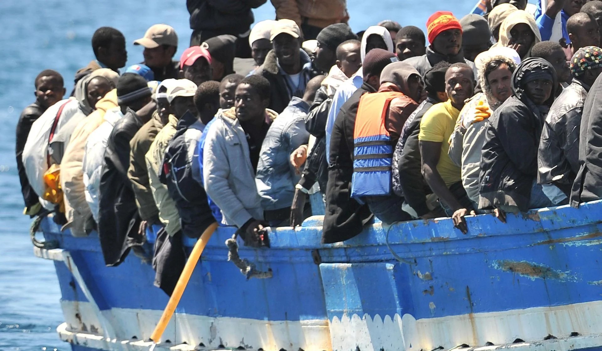 Immigrati che sbarcano sull'isola di lampedusa