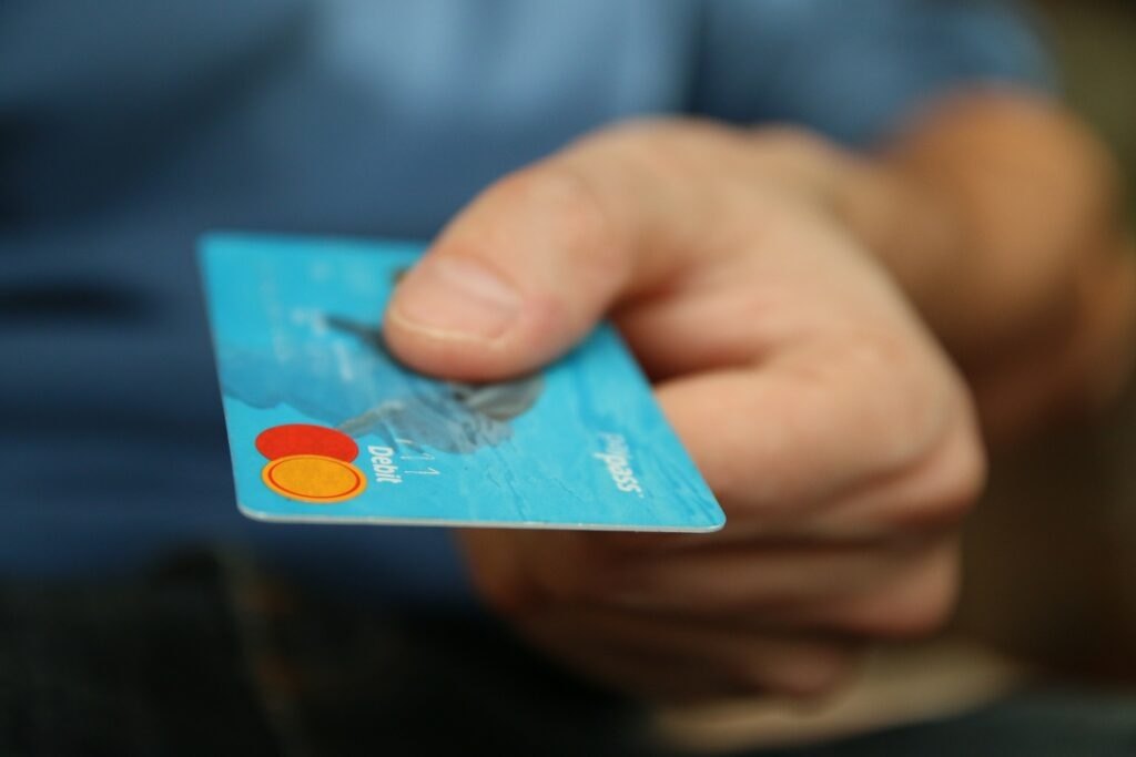 Indebito utilizzo carta di credito o debito: assistito scarcerato